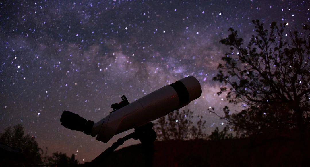 An Oberwerk binocular telescope under the stars